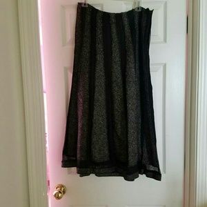 Long to medium length skirt with pattern